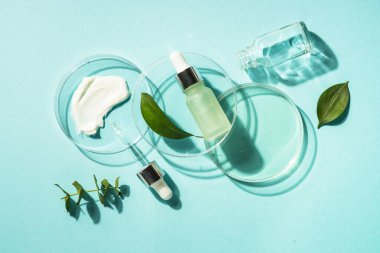 Mavi arka planda okaliptüs kozmetik, kozmetik laboratuarı.