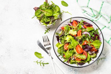 Beyaz sebzeli yeşil salata..