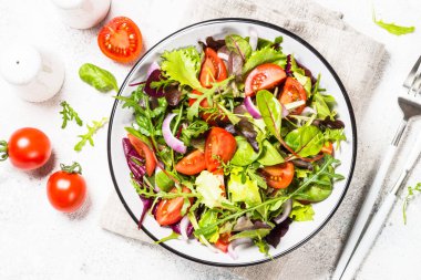 Beyaz sebzeli yeşil salata..