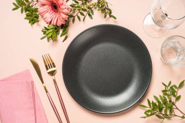 Tabak ve çiçeklerin üst görünümlü masa ayarları.