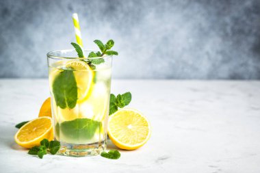 Beyaz masadaki bardakta limonata.