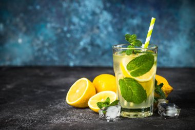 Karanlık masadaki bardakta limonata.
