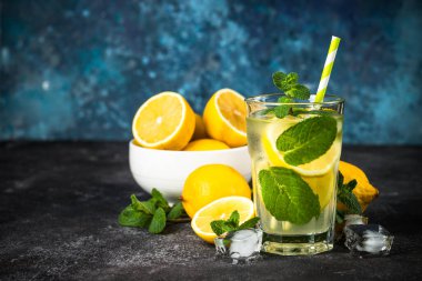 Karanlık masadaki bardakta limonata.