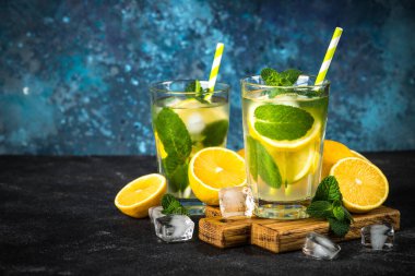 Karanlık masadaki bardakta limonata.