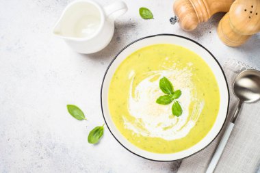 Beyaz ıspanaklı kabak çorbası ve otlar..