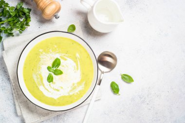 Beyaz ıspanaklı kabak çorbası ve otlar..