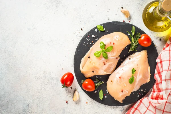 Hühnerfilet mit Gewürzen und Kräutern am weißen Tisch. — Stockfoto