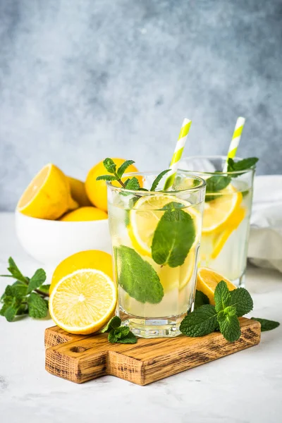 Limonada en el vaso en la mesa blanca. —  Fotos de Stock