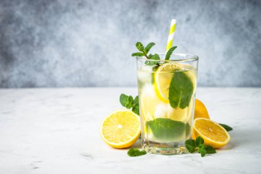 Beyaz masadaki bardakta limonata.