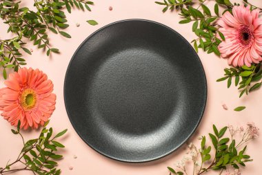 Tabak ve çiçeklerin üst görünümlü masa ayarları.