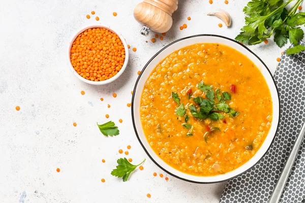 Linzensoep met groenten aan witte stenen tafel. — Stockfoto