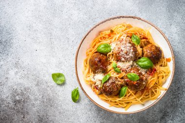 Domates soslu köfte, fesleğen ve parmesanlı makarna. Kopyalama alanı olan üst görünüm.