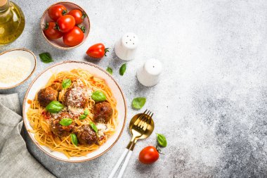 Domates soslu köfteli makarna..