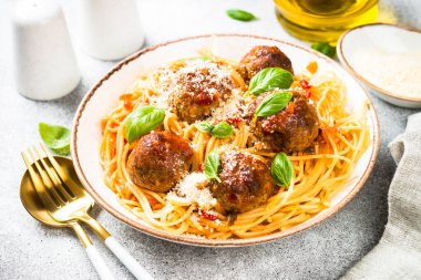 Işık masasında domates soslu köfteli makarna.