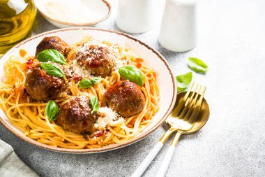 Domates soslu köfteli makarna..