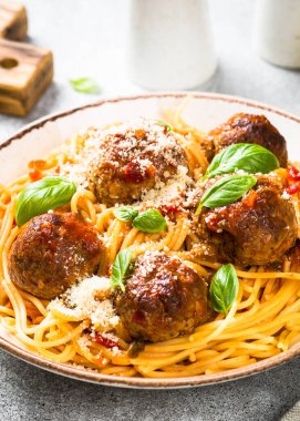 Domates soslu köfteli makarna..