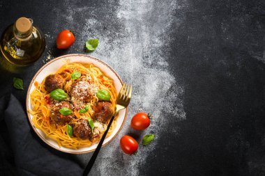 Köfteli makarna, siyah domates sosu..