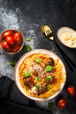 Köfteli makarna, siyah domates sosu..