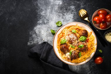 Köfteli makarna, siyah domates sosu..