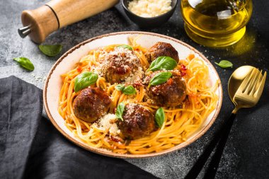 Domates soslu köfteli makarna..