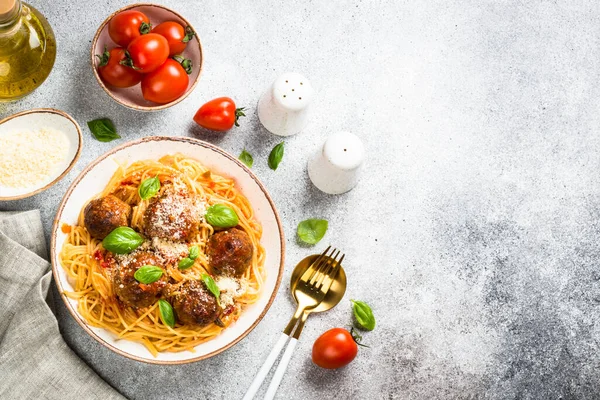 Domates soslu köfteli makarna..