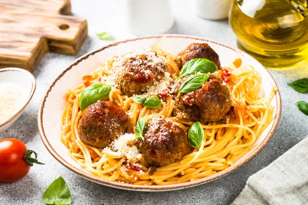 Pasta con albóndigas en salsa de tomate. — Foto de Stock