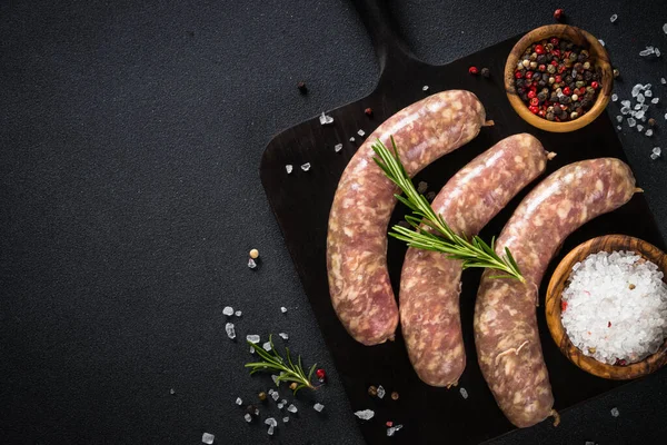 Siyah masadaki baharatlı sosis ya da sosis dilimleme tahtası..