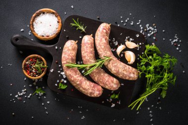 Siyah masadaki baharatlı sosis ya da sosis dilimleme tahtası..