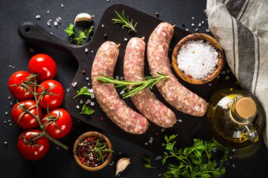 Siyah masadaki baharatlı sosis ya da sosis dilimleme tahtası..