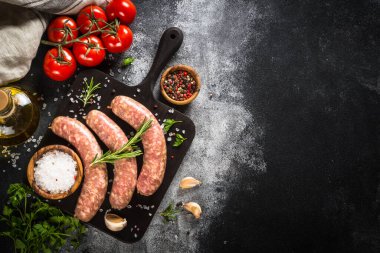 Siyah masadaki baharatlı sosis ya da sosis dilimleme tahtası..