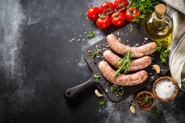 Siyah masadaki baharatlı sosis ya da sosis dilimleme tahtası..