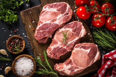 Siyah masadaki ahşap tahtada domuz eti.