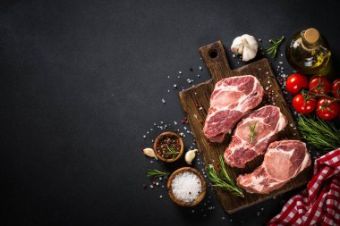 Siyah masadaki ahşap tahtada domuz eti.