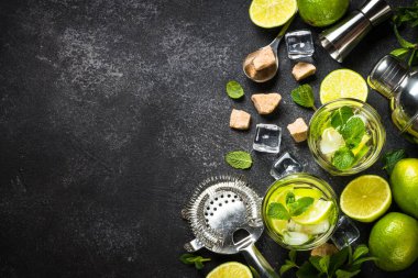 Siyah taş arkaplan görünümlü mojito kokteyli.