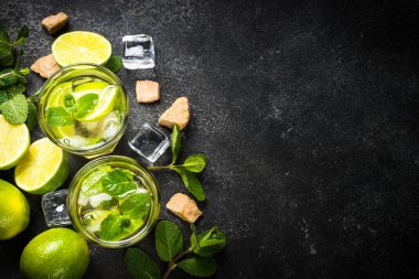 Siyah taş arkaplan görünümlü mojito kokteyli.
