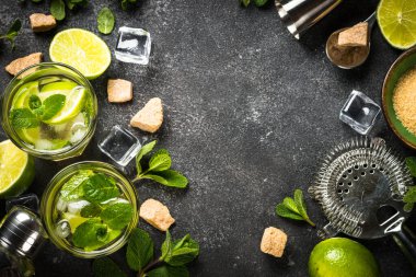 Siyah taş arkaplan görünümlü mojito kokteyli.