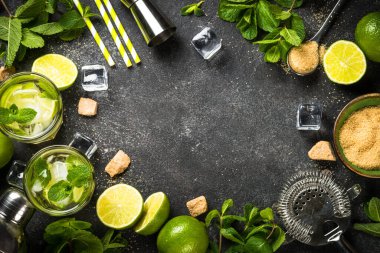 Siyah taş arkaplan görünümlü mojito kokteyli.