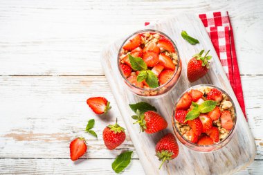 Beyaz masada çilekli Yunan yoğurdu..