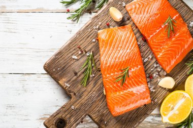 Beyaz masada malzemeli somon balığı..