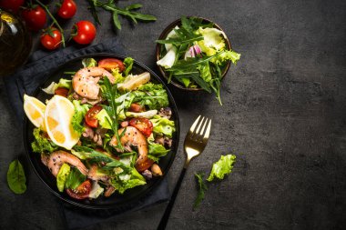 Siyah masada deniz ürünleri salatası..