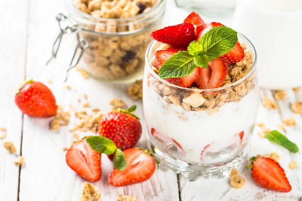 Parfait de yogur griego con fresa. — Foto de Stock