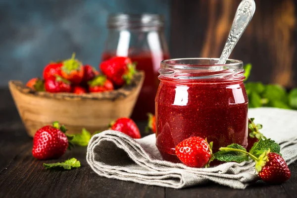 Mermelada de fresa en el frasco de vidrio. —  Fotos de Stock