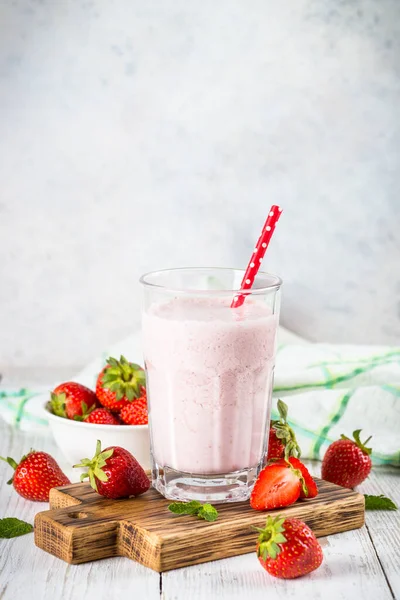 Batido de fresa o batido en mesa blanca. —  Fotos de Stock