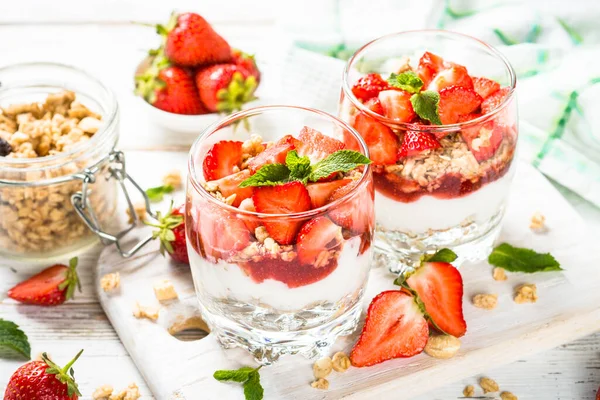 Greek yogurt parfait with strawberry. — Stock Photo, Image