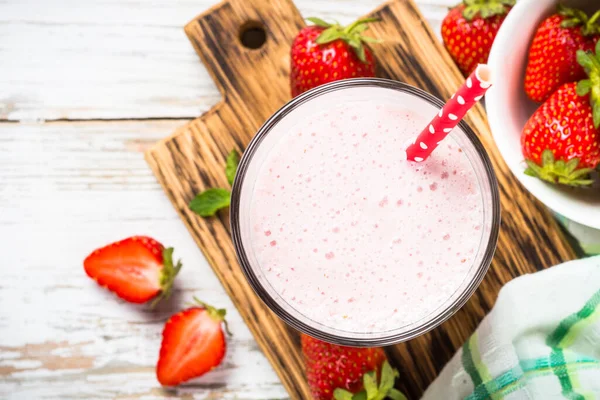 Erdbeer-Smoothie oder Milchshake in Weiß. — Stockfoto