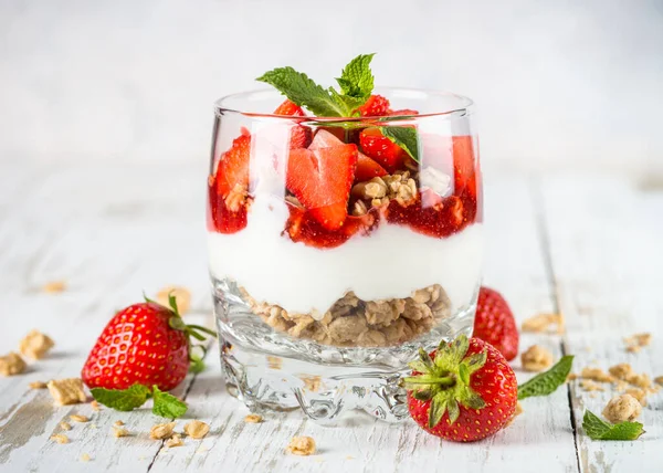 Griekse yoghurt parfait met aardbei. — Stockfoto