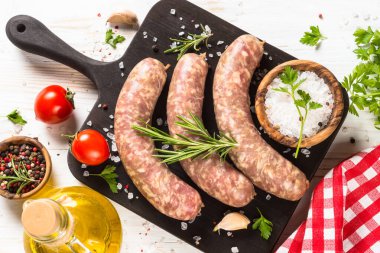 Sosis ya da sosis beyaz ahşap masadaki tahtayı keser..