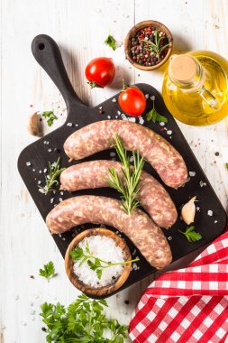 Sosis ya da sosis beyaz ahşap masadaki tahtayı keser..