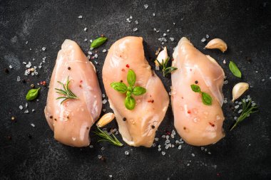 Siyah masada baharatlı ve otlu tavuk filetosu..