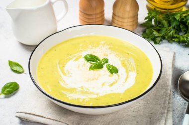 Beyaz ıspanaklı kabak çorbası ve otlar..